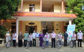 Ngân hàng chính sách xã hội tỉnh Thanh Hóa trao xe đạp cho các em học sinh nghèo vượt khó vươn lên trong học tập