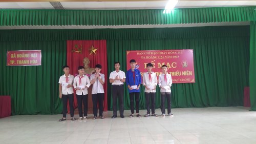tặng quà cho học sinh.jpg