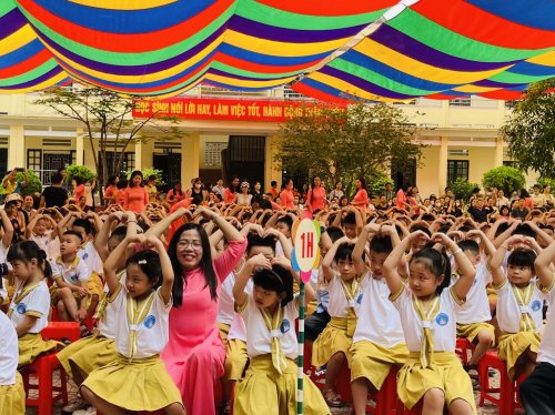 Cô trò Trường Tiểu học Nguyễn Văn Trỗi rộn ràng trong ngày tựu trường.jpg