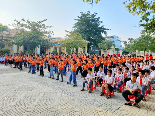 học sinh sôi nổi tham gia trải nghiệm.jpg