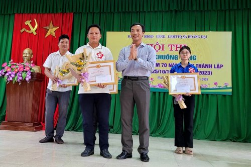 trao giải rung chuong vang 2.jpg