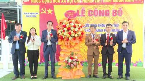 DC Phó TP và lãnh đạo xã Đông Hòa tặng hoa chúc mừng.jpg