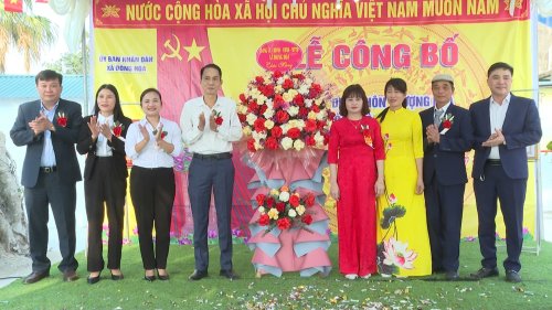 DC Phó TP và lãnh đạo xã Đông Hòa tặng hoa chúc mừng (1).jpg