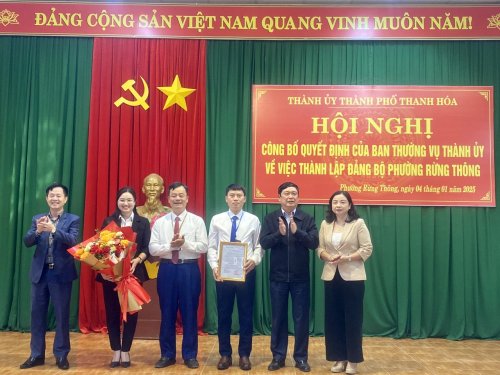 Dong chi Le Thanh Hai trao quyet dinh va tang hoa chuc mung phuong Rung Thong.jpg