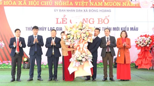 lanh dao xa tang hoa chuc mung.jpg