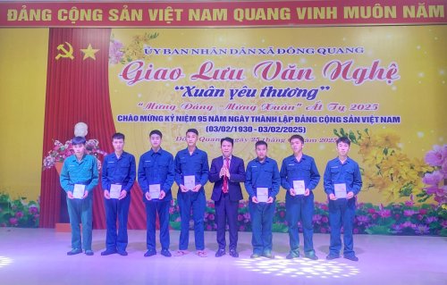 Bi thu Dang uy xa Dong Quang Nguyen Ba Long tang so tiet kiem cho 7 quan nhan hoan thanh nghia vu quan su nam 2025.jpg