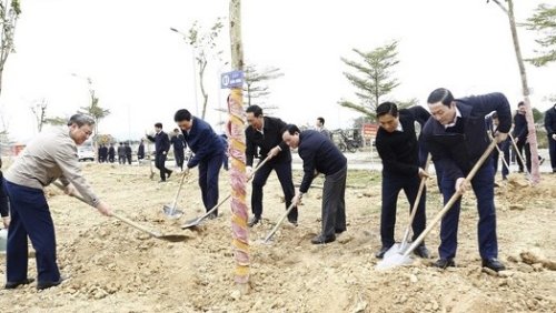 Dong chi Bi thu Tinh uy Nguyen Doan Anh va cac dong chi lanh dao tinh, lanh dao TP Thanh Hoa trong cay Xuan At Ty 2025.jpg