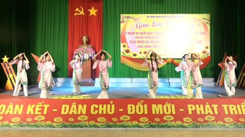 Tiet muc van nghe dac sac cua cac ban nho tai dem giao luu.jpg