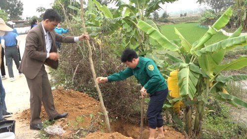 Lãnh đạo xã Đông Quang tham gia trồng cây.jpg