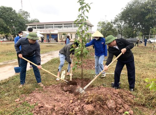 Lãnh đạo xã Đông Khê tham gia trồng cây.jpg