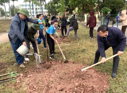 Lãnh đạo xã và các đoàn thể tham gia trồng cây.jpg