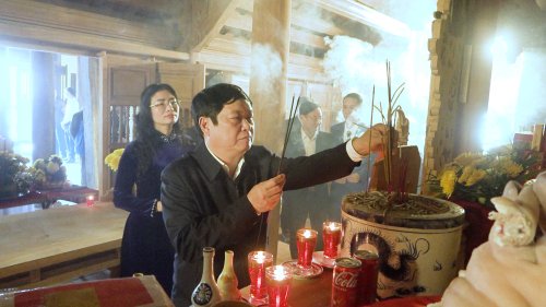 Các đồng chí lãnh đạo thành phố Thanh Hóa và lãnh đạo xã Đông Hòa dâng hương.jpg