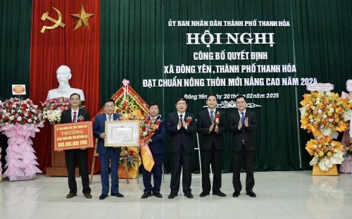 Lanh dao Thanh uy, HDND, UBND TP.Thanh Hoa trao Quyet dinh cong nhan xa dat chuan NTM nang cao cho Dang bo, chinh quyn va Nhan dan xa Dong Yen.jpg