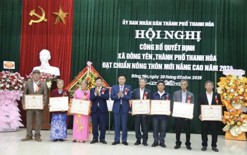 lanh dao xa Dong Yen trao thuong cho cac ho gia dinh co thanh tich xuat sac trong phong trao xay dung xa NTM nang cao.jpg