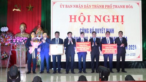 Lãnh đạo thành phố Thanh Hóa trao Quyết định công nhận xã đạt chuẩn NTM kiểu mẫu cùng tiền thưởng cho xã Đông Phú.jpg