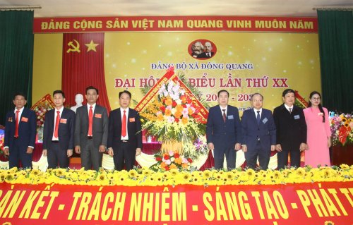 Các đồng chí lãnh đạo TP Thanh Hóa tặng hoa chúc mừng Đại hội..jpg