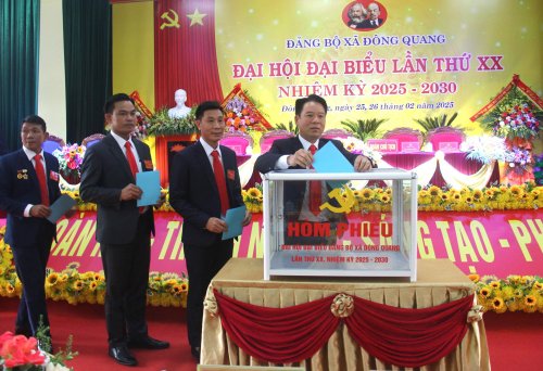 Đại biểu bỏ phiếu bầu Ban Chấp hành Đảng bộ xã Đông Quang khóa XX, nhiệm kỳ 2025-2030..jpg