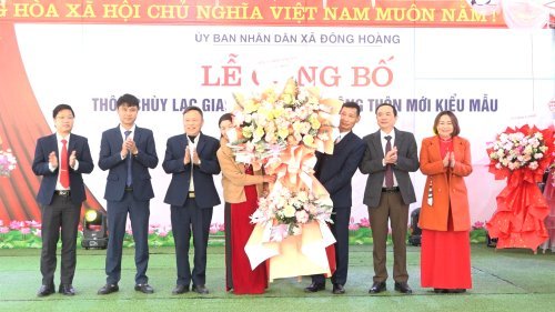 Đảng ủy-HĐND-UBND-UBMTTQ xã Đông Hoàng tặng hoa chúc mừng thôn Chùy Lạc Giang.jpg