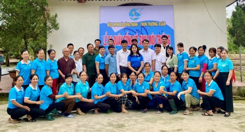 Lanh dao Hoi LHPN TP.Thanh Hoa va lanh dao xa Dong Ninh chup anh luu niem tai Le ra quan.jpg