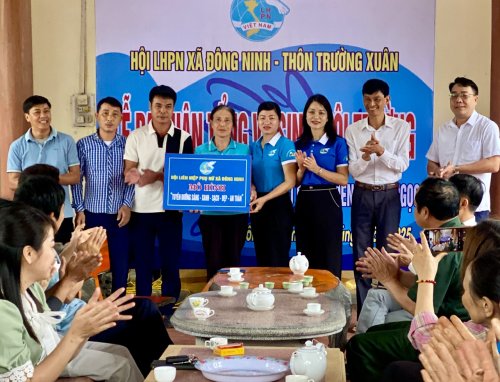Ban giao bien mo hinh tuyen duong sang, xanh,sach, dep, an toan cho thon Truong Xuan.jpg